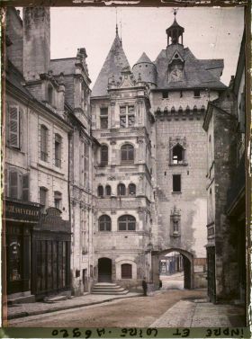 Image représentant La Porte Picois et l'Hôtel de Ville, vus depuis la place de l'Hôtel de Ville
