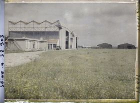 Image représentant Vue des deux hangars métalliques situés le long de la Route Nationale no 7