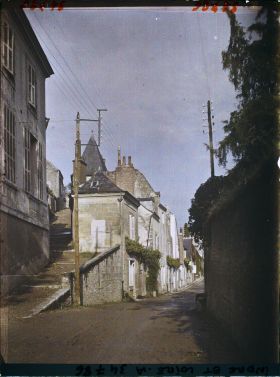 Image représentant La rue Victor Herault, à gauche l'allée du Cimetière qui monte vers les habitations troglodytes