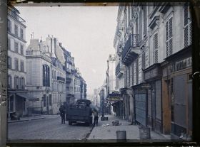 Image représentant La rue des Martyrs en direction de l'église Notre-Dame-de-Lorette, avec à gauche la rue de la Tour d'Auvergne