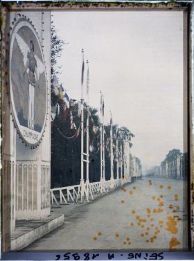 Image représentant L'avenue des Champs-Elysées décorée pour les fêtes de la Victoire des 13 et 14 juillet