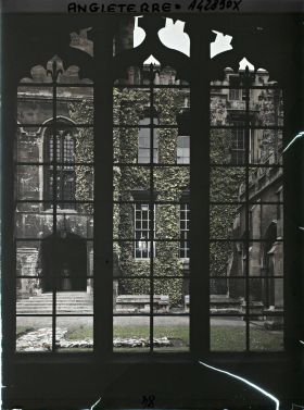 Image représentant Une partie du cloître du Christ Church à gauche de la cathédrale éponyme