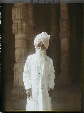 Image représentant Un religieux musulman dans la mosquée Adhai Din Ka Jhompra