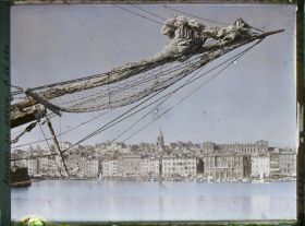 Image représentant Vue du vieux port avec l'Hôtel de Ville