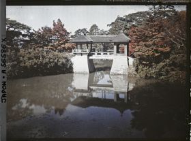 Image représentant Les jardins de la villa impériale Shugakuin Rikyû : l'étang Yokuryu et le pont Chitose-bashi (Pont de Mille Ans)