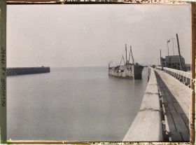 Image représentant Belgique, Ostende, Le "Vindictive" et l'entrée du port vu vers la mer