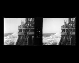 Image représentant La mer démontée vue depuis le pont du Lützow