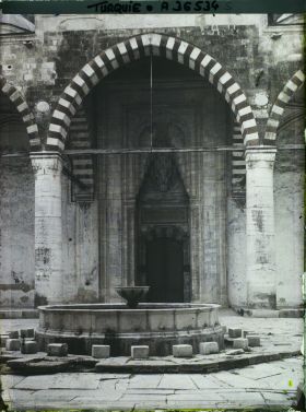 Image représentant Thrace, Andrinople, Mosquée du Sultan Mourad: la Grande Porte et le fontaine aux ablutions