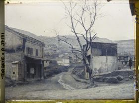 Image représentant Une rue (à l'arrière plan, à gauche, une mosquée)