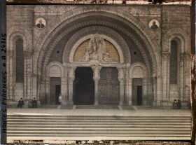 Image représentant France, Lourdes, Entrée de l'Eglise du Rosaire