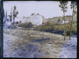 Image représentant la forteresse de Yedikule Hisari ("forteresse aux Sept Tours") faisant partie du mur d'enceinte de la ville