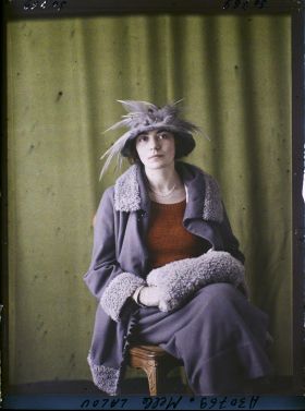 Image représentant https://musee-albert-kahn.s-museum.fr/home/NWQ2OTAwYzNmYjZlZTk1ZWQwODJmMjY4L2dlbmVyaWMtbm90aWNlLXRhYi9hdXRob3JpdHkvNjE3YTc5ZjVjZjhiODk2OGIzMzM3ZDIx/5d6900c3fb6ee95ed082f268/generic-notice-tab/authority/617a79ebcf8b8968b33370a6 Mademoiselle Lalou