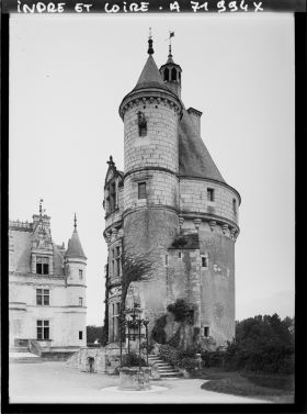 Image représentant La tour des Marques, l'entrée du château à l'arrière-plan
