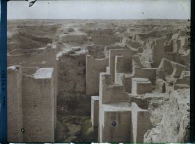 Image représentant A gauche, la porte d'Ishtar, l'une des portes de l'enceinte intérieure de la ville (Règne de Nabuchodonosor II, 605-562 avant J.-C.)