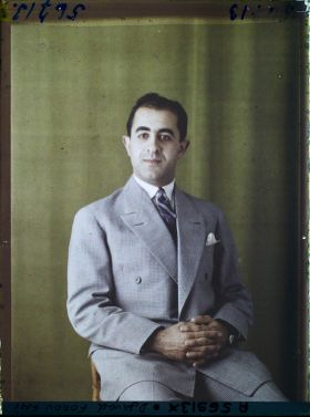 Image représentant https://musee-albert-kahn.s-museum.fr/home/NWQ2OTAwYzNmYjZlZTk1ZWQwODJmMjY4L2dlbmVyaWMtbm90aWNlLXRhYi9hdXRob3JpdHkvNjE3YTc5ZjVjZjhiODk2OGIzMzM3ZDIx/5d6900c3fb6ee95ed082f268/generic-notice-tab/authority/617a79ebcf8b8968b3336d4f Djavad Foroughi