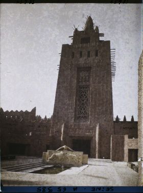 Image représentant L'Exposition Coloniale Internationale de 1931, la grande tour du palais de l'A.O.F. vue depuis la cour