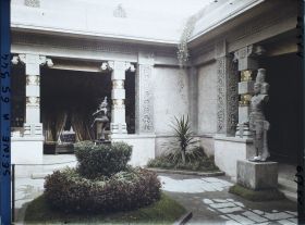 Image représentant L'Exposition Coloniale Internationale de 1931, la cour du pavillon des Indes françaises