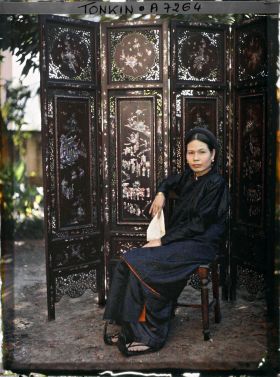 Image représentant Une jeune femme de classe aisée, épouse d'interprète