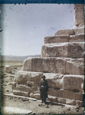 Image représentant Homme posant devant les degrés du soubassement du tombeau de Cyrus II (vers 530 avant JC.)