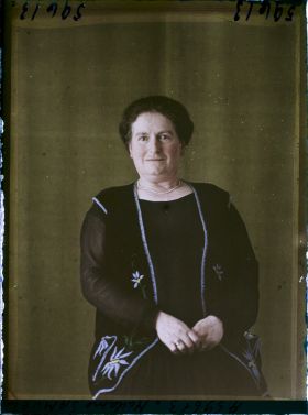 Image représentant https://musee-albert-kahn.s-museum.fr/home/NWQ2OTAwYzNmYjZlZTk1ZWQwODJmMjY4L2dlbmVyaWMtbm90aWNlLXRhYi9hdXRob3JpdHkvNjE3YTc5ZjVjZjhiODk2OGIzMzM3ZDIx/5d6900c3fb6ee95ed082f268/generic-notice-tab/authority/617a79ebcf8b8968b3337736 Madame Samuel