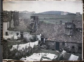 Image représentant Espagne, Santiago, Sur la route de la Gare, toits de maisons & Cheminées énormes.