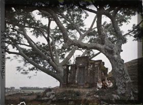 Image représentant Un petit monument funéraire près de la route conduisant à Hai-phong