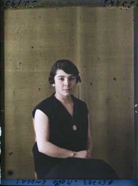 Image représentant https://musee-albert-kahn.s-museum.fr/home/NWQ2OTAwYzNmYjZlZTk1ZWQwODJmMjY4L2dlbmVyaWMtbm90aWNlLXRhYi9hdXRob3JpdHkvNjE3YTc5ZjVjZjhiODk2OGIzMzM3ZDIx/5d6900c3fb6ee95ed082f268/generic-notice-tab/authority/617a79ebcf8b8968b3336c8d Mademoiselle Enders