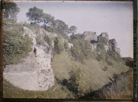 Image représentant Les fossés ouest, vue prise vers le sud montrant les parties du XIe siècle et du XVe siècle