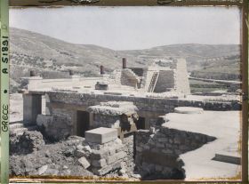 Image représentant Dans l'aile orientale du Palais, vers la cour du Megarons (appartements) du Roi