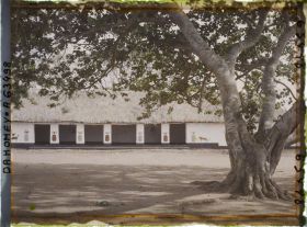 Image représentant La djononho ou case des étrangers dans la première cour du palais de  null Glélé