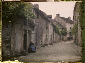 Image représentant Madame Bouteloup assise devant l'actuel 33 rue des Cordiers