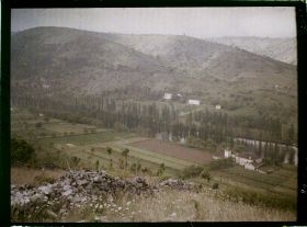 Image représentant France, Luzech, Le développement du méandre vers le sud ouest, la gde ferme en bas à dr. et les côtes du Lot