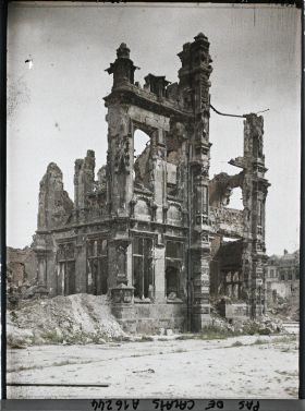 Image représentant France, Arras, L'Hotel de ville, l'aile droite vue de la Cour