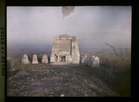 Image représentant Meuse, Les Eparges, Monument élevé à la pointe extrême de la Crête, vu au soleil Couchant