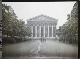 Image représentant La Madeleine et la rue Royale au lendemain des fêtes de la Victoire des 13 et 14 juillet