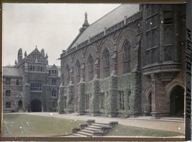 Image représentant Le côté Est du Kebb College