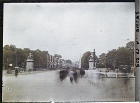 Image représentant L'Avenue des Champs-Elysées décorée pour les fêtes de la Victoire des 13 et 14 juillet 1919, vue de la place de la Concorde