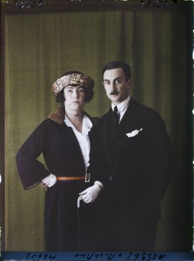 Image représentant https://musee-albert-kahn.s-museum.fr/home/NWQ2OTAwYzNmYjZlZTk1ZWQwODJmMjY4L2dlbmVyaWMtbm90aWNlLXRhYi9hdXRob3JpdHkvNjE3YTc5ZjVjZjhiODk2OGIzMzM3ZDIx/5d6900c3fb6ee95ed082f268/generic-notice-tab/authority/617a79ebcf8b8968b33373d5 Monsieur Méeus et  https://musee-albert-kahn.s-museum.fr/home/NWQ2OTAwYzNmYjZlZTk1ZWQwODJmMjY4L2dlbmVyaWMtbm90aWNlLXRhYi9hdXRob3JpdHkvNjE3YTc5ZjVjZjhiODk2OGIzMzM3ZDIx/5d6900c3fb6ee95ed082f268/generic-notice-tab/authority/617a79ebcf8b8968b3337b8d son épouse