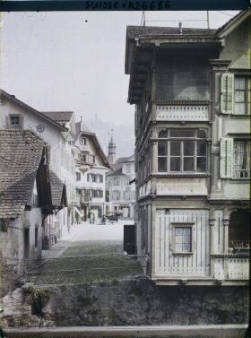 Image représentant La Dorfplatz depuis les rives de la Sarner Aa