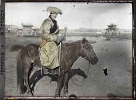 Image représentant Un lama de haut rang à cheval près de la grande place vers l'entrée sud du Shar Ord (Palais jaune)
