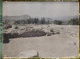 Image représentant Palais Royal, dans la citadelle. Vue prise du Megaron (foyer seigneurial) vers la cour (en direction du sud). Au fond, Nauplie et son rocher