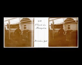 Image représentant Marins en service repliant des chaises longues