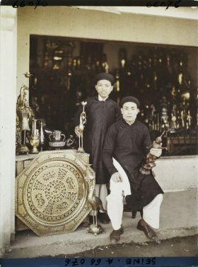 Image représentant L'Exposition Coloniale Internationale de 1931, deux tonkinois marchands de cuivre