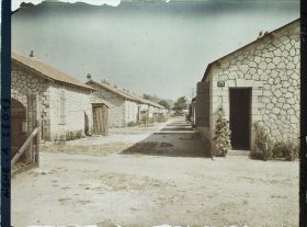 Image représentant Une rue dans la cité des maisons provisoires