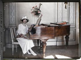 Image représentant La princesse Kitashirakawa, invitée par Albert Kahn dans un salon de sa villa