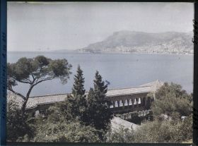 Image représentant Partie de la grande galerie et zone basse du jardin de la villa Cypris, vue en direction de Monaco