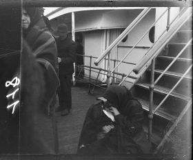 Image représentant Emigrants sur l'entrepont, une femme et son enfant assis près de l'escalier conduisant au pont supérieur