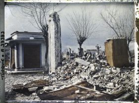 Image représentant Décombres. A gauche, petit magasin encore debout