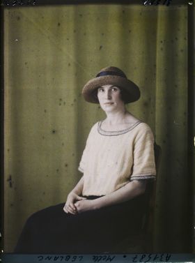 Image représentant https://musee-albert-kahn.s-museum.fr/home/NWQ2OTAwYzNmYjZlZTk1ZWQwODJmMjY4L2dlbmVyaWMtbm90aWNlLXRhYi9hdXRob3JpdHkvNjE3YTc5ZjVjZjhiODk2OGIzMzM3ZDIx/5d6900c3fb6ee95ed082f268/generic-notice-tab/authority/617a79ebcf8b8968b3337154 Mademoiselle Hélène Leblanc