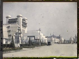 Image représentant L'Exposition des arts décoratifs, L'esplanade des Invalides. A gauche le Pavillon de Mulhouse, le Jardin de Vacherot et Riousse et l'Hôtel du Collectionneur
